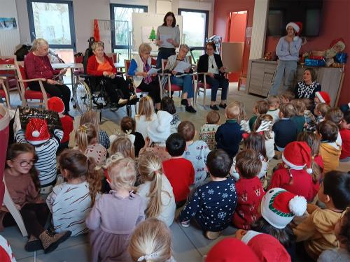 Les enfants de la Maternelle sont allés rendre visite aux personnes âgées